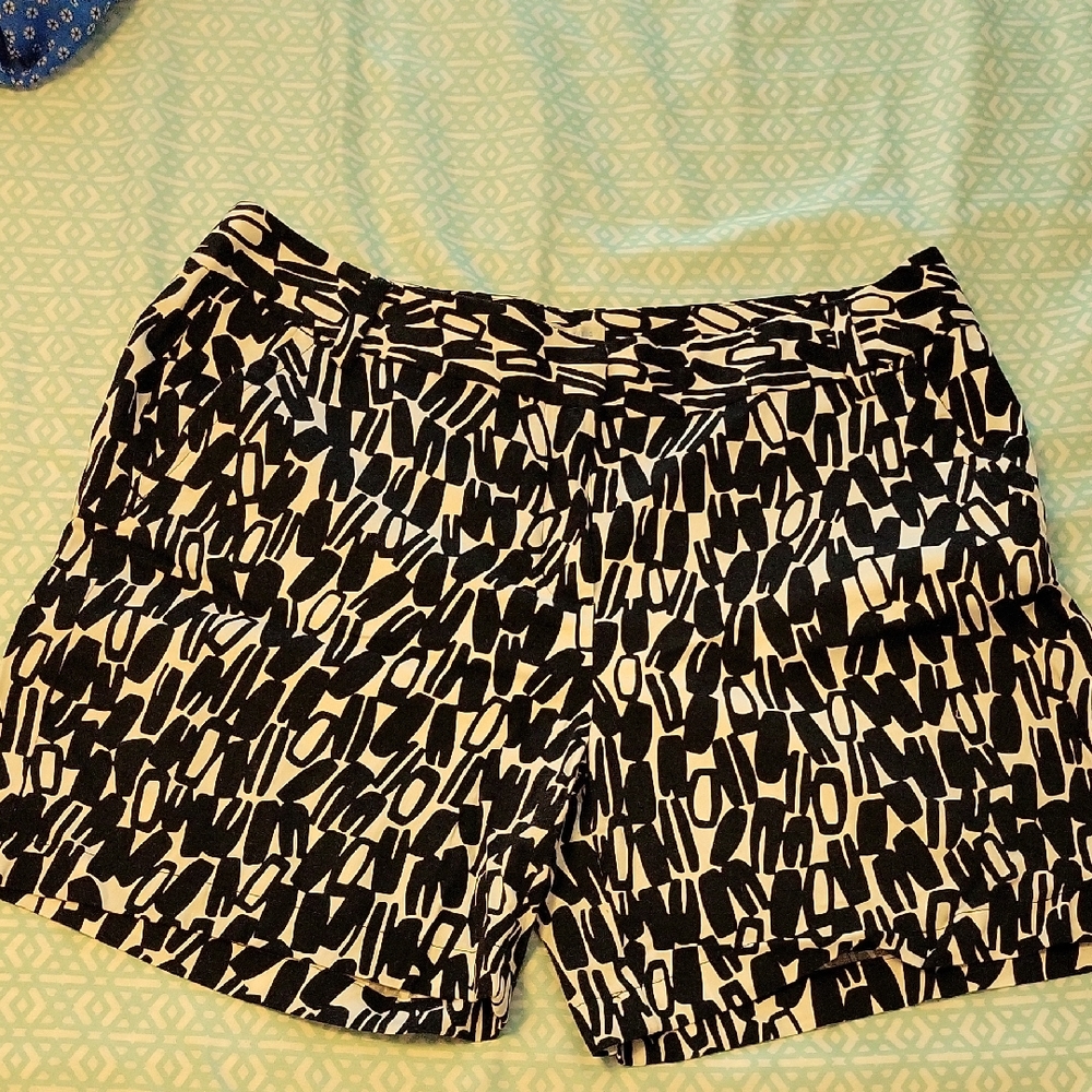 Van Heusen Black and Cream Bermudas Relaxed Fit